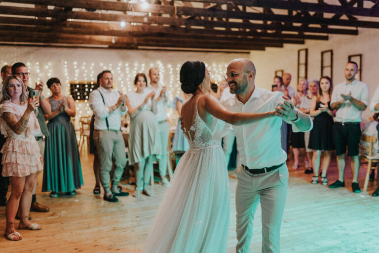 Brautpaar bei ihrem ersten Tanz