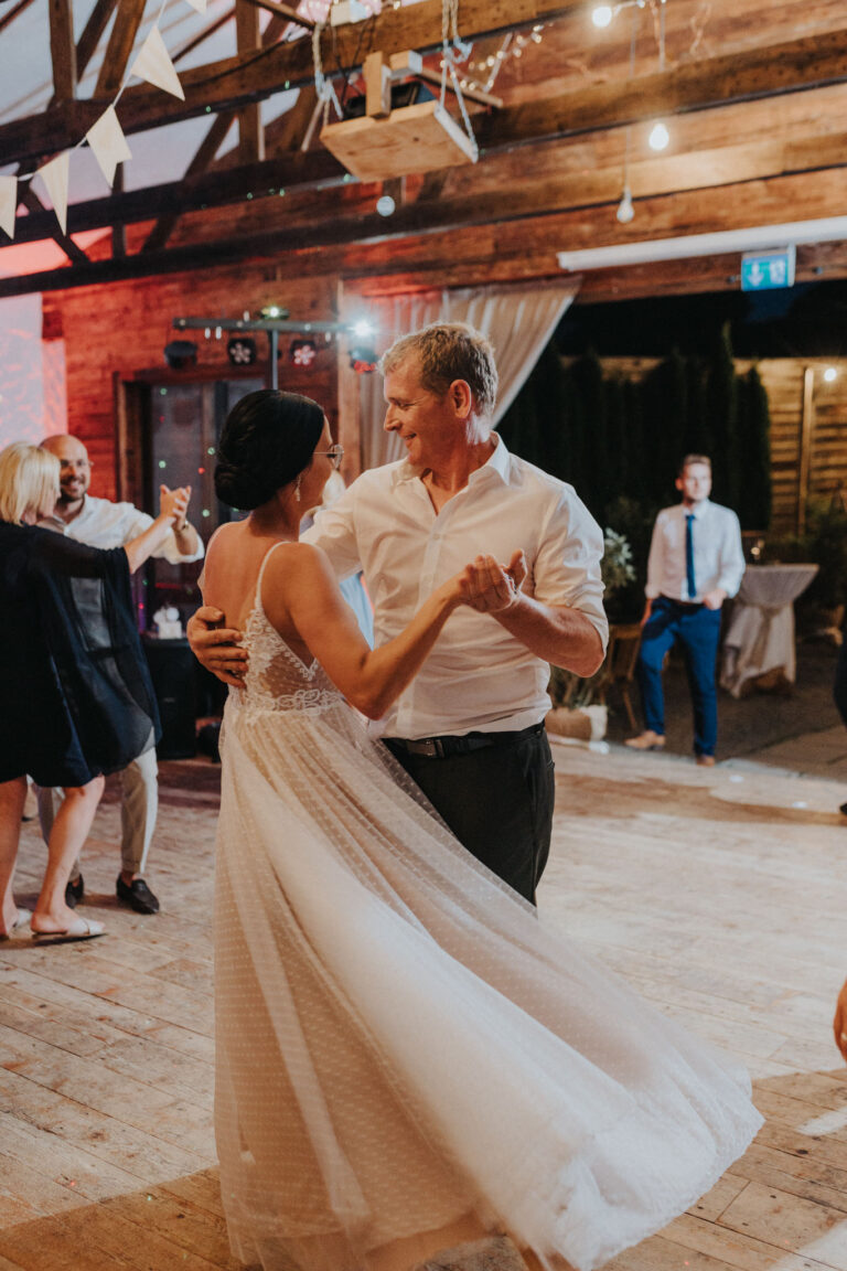 Braut tanzt mit ihrem Vater