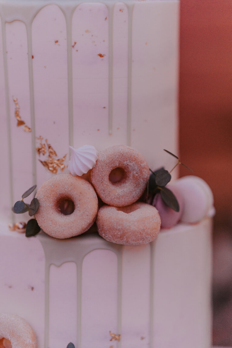 Coole Hochzeitstorte mit Donuts dekoriert