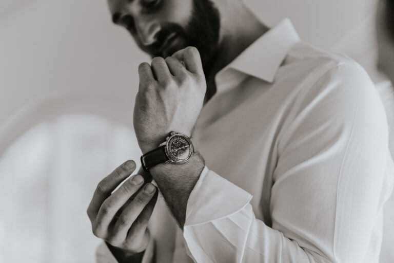 Bräutigam legt seine Uhr an
