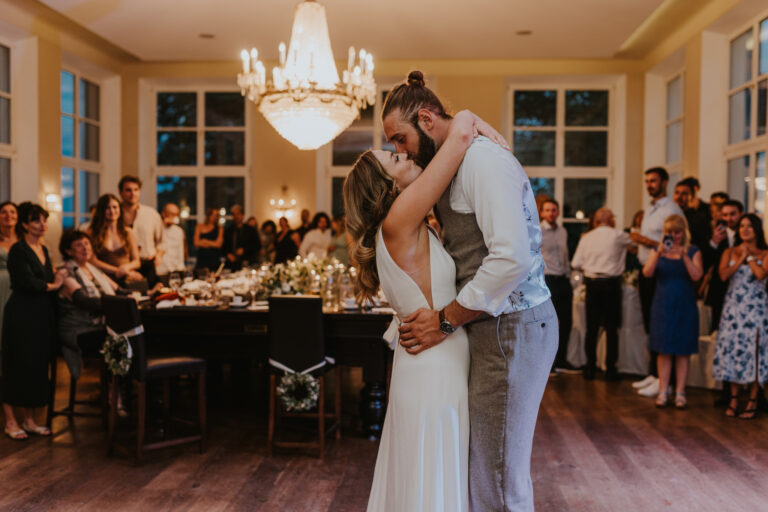 Braut und Bräutigam küssen sich auf der Tanzfläche