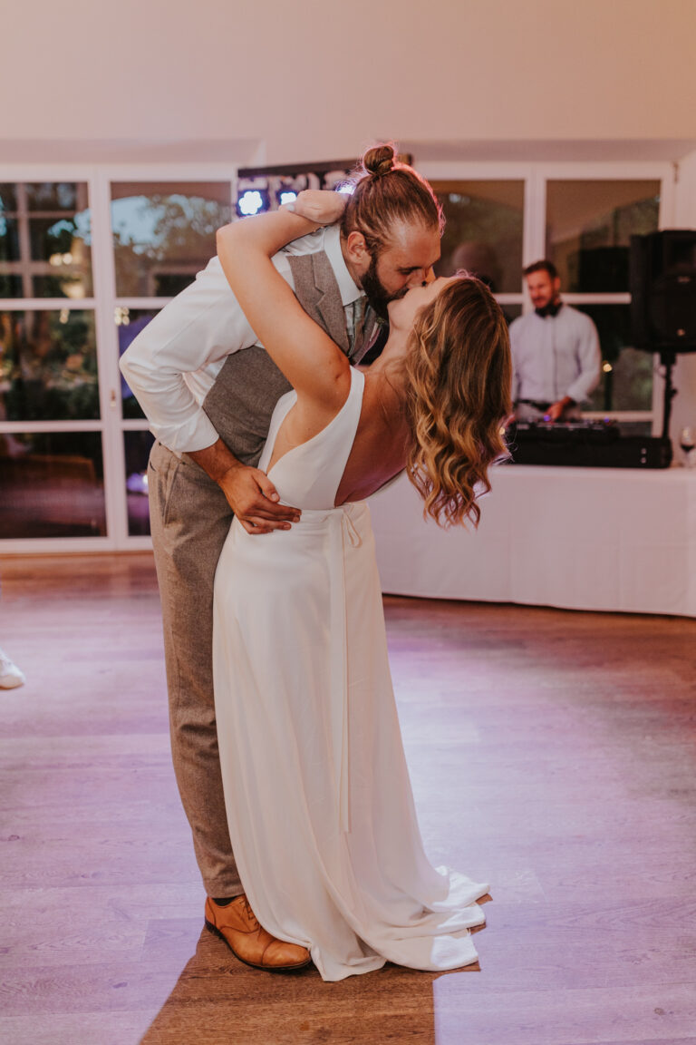 Brautpaar küsst sich auf der Tanzfläche