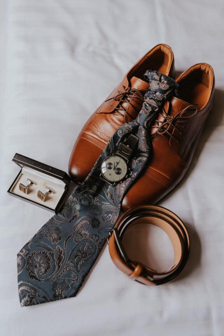 Schuhe und Uhr des Bräutigams sind bereit gelegt