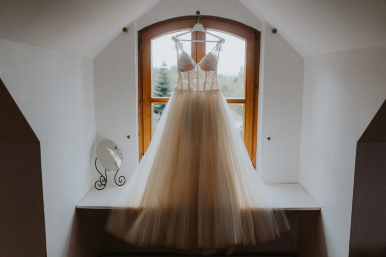 Das Brautkleid hängt am Fenster