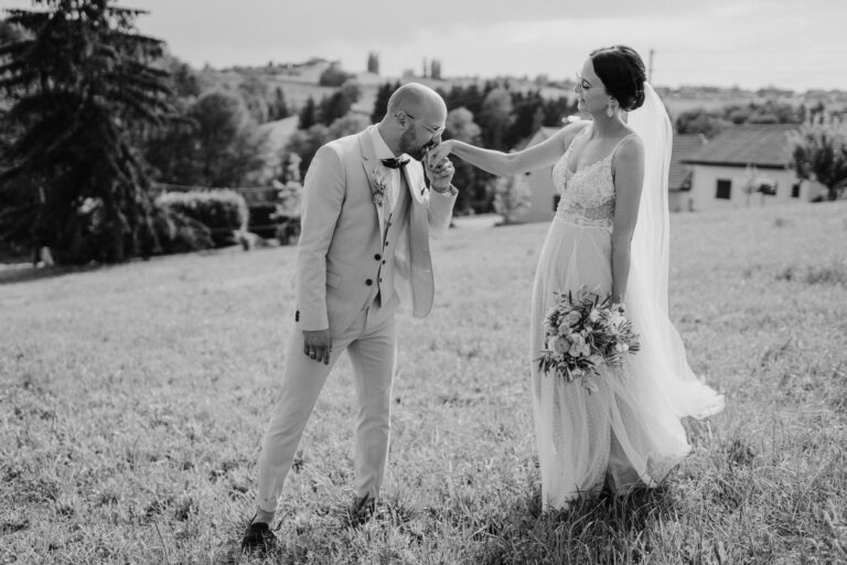Bräutigam gibt der Braut einen Kuss auf die Hand