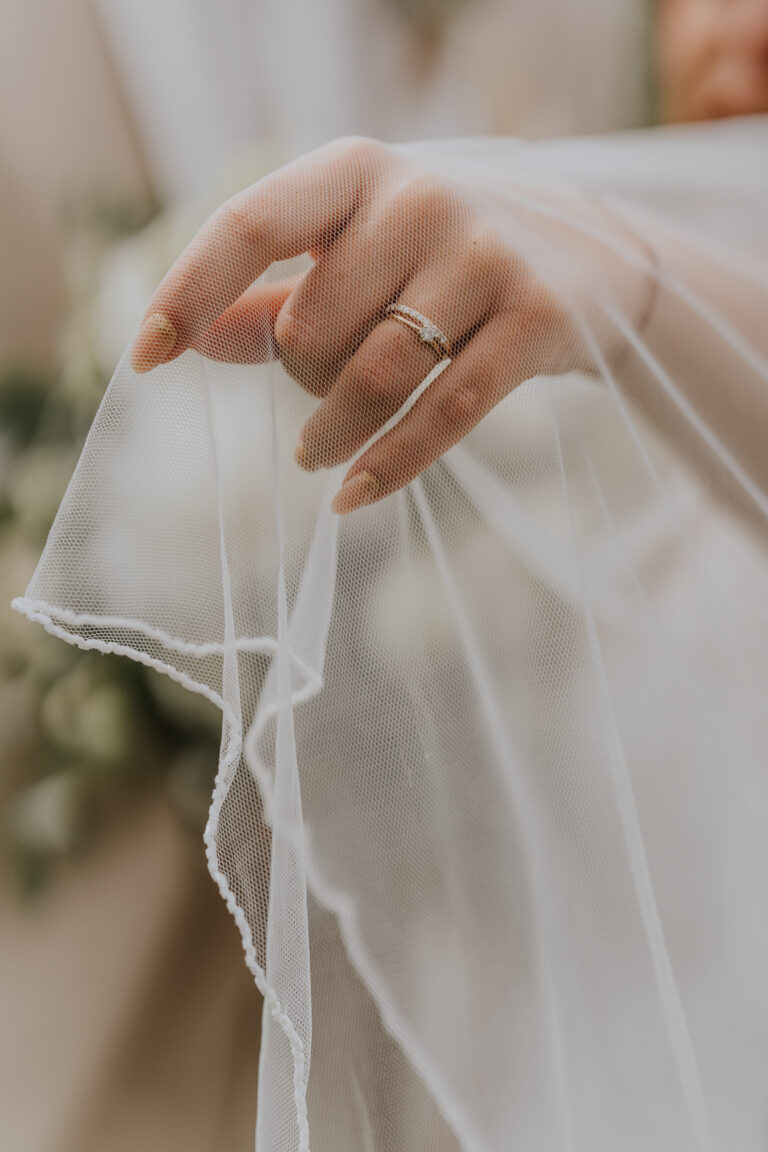 Die Braut präsentiert ihren Ring