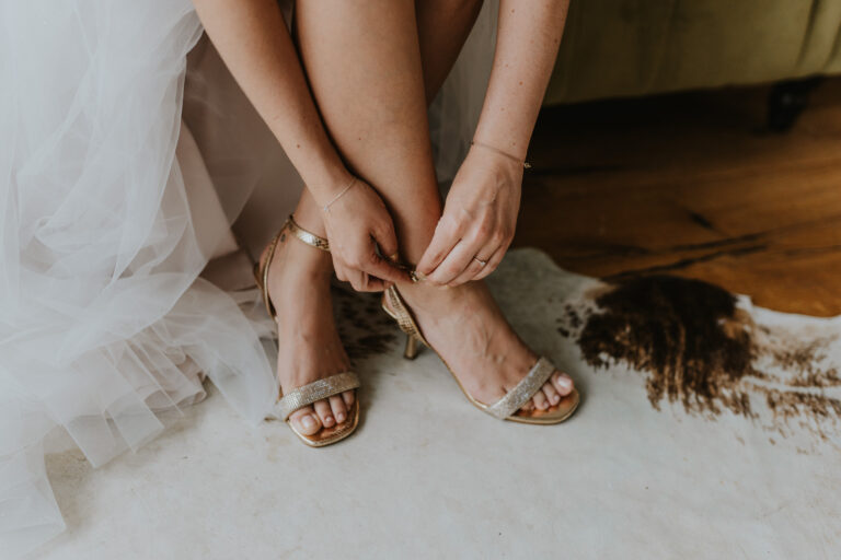 Die Braut zieht ihre Schuhe an