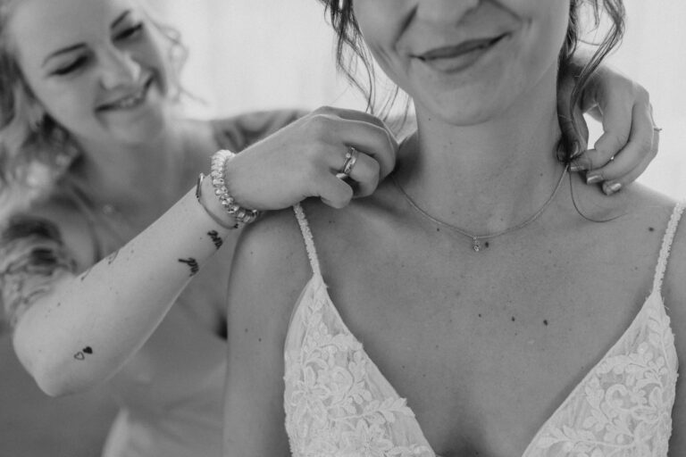 Die Braut legt ihre halskette an