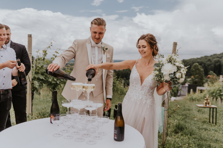Das Brautpaar schenkt einen Champagner-Turm ein
