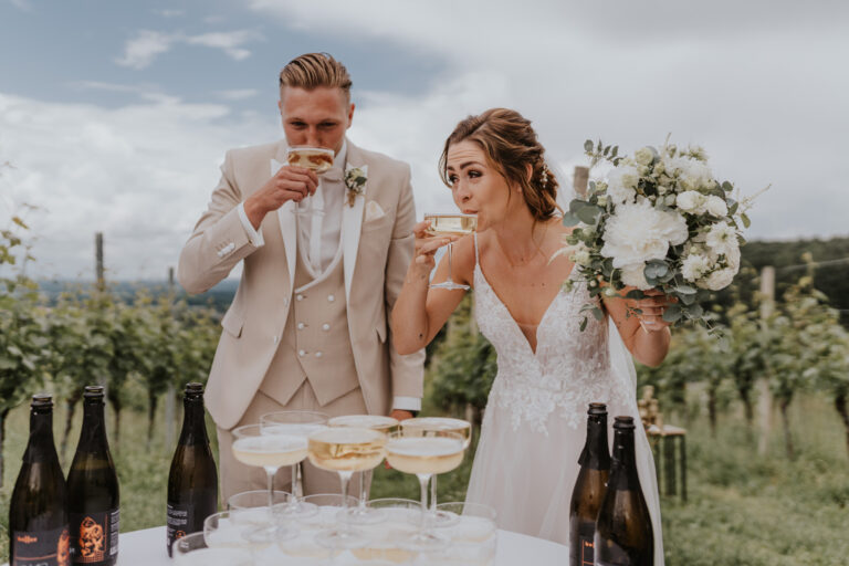 Das Brautpaar trinkt Champagner